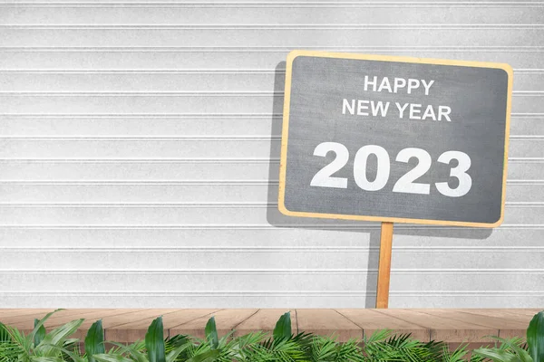 2023年在白色墙壁背景的木板上新年快乐2023 — 图库照片