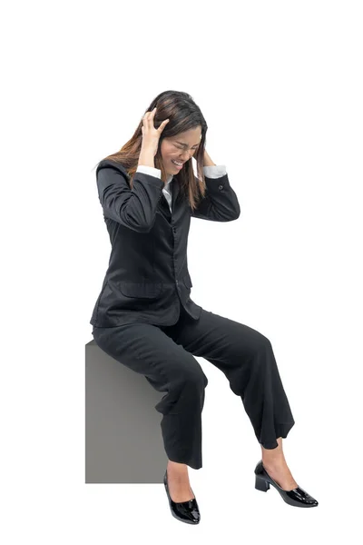 Asiatische Geschäftsfrau Sitzt Mit Frustriertem Gesichtsausdruck Isoliert Vor Weißem Hintergrund — Stockfoto