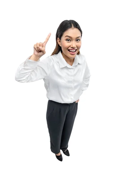 Asiatische Geschäftsfrau Steht Mit Erhobener Hand Und Zeigt Idee Isoliert — Stockfoto