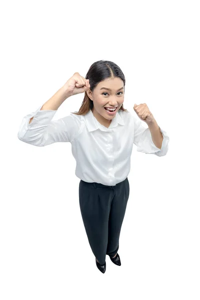 Asiatische Geschäftsfrau Steht Mit Erhobener Hand Und Aufgeregtem Gesichtsausdruck Isoliert — Stockfoto
