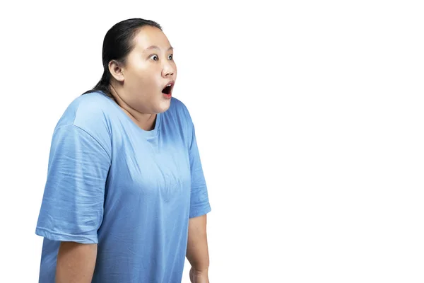 Asijské Tuk Nadváha Žena Šokovaným Výrazem Izolované Přes Bílé Pozadí — Stock fotografie
