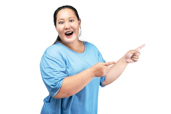 Azjatycki Tłuszcz Otyła Kobieta Podekscytowanym Wyrażeniem Wskazując Coś Izolowane Białym — Zdjęcie stockowe