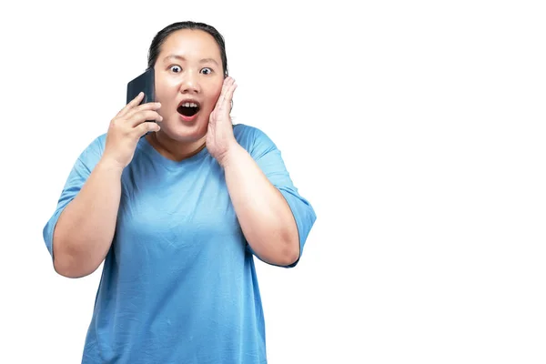 Asiatisk Fett Överviktig Kvinna Som Håller Mobiltelefon Och Skriker Något — Stockfoto