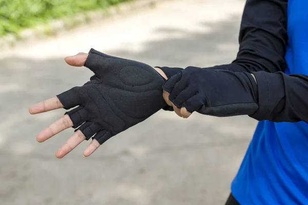 Vrouw Draagt Handschoenen Ter Voorbereiding Fietstocht Het Park — Stockfoto