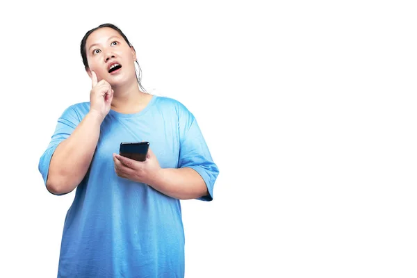 Ασιατικό Λίπος Υπέρβαρη Γυναίκα Κρατώντας Κινητό Τηλέφωνο Ενώ Σκέφτεται Κάτι — Φωτογραφία Αρχείου