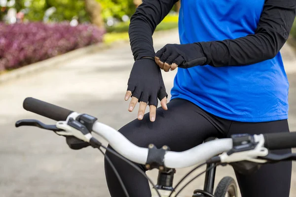 Kobieta Rękawiczkach Przygotowująca Się Jazdy Rowerze Parku — Zdjęcie stockowe