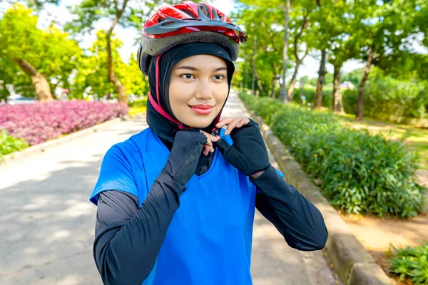 Aziatische Vrouw Het Dragen Van Een Helm Voorbereiding Voor Fiets — Stockfoto