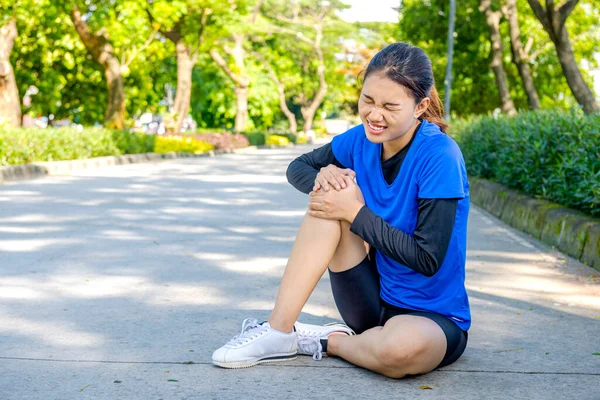 Asian Woman Sitting Feeling Pain Her Legs Park — Stock Photo, Image