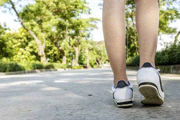 Γυναίκα Άσπρα Παπούτσια Που Περπατάει Στο Πάρκο — Φωτογραφία Αρχείου
