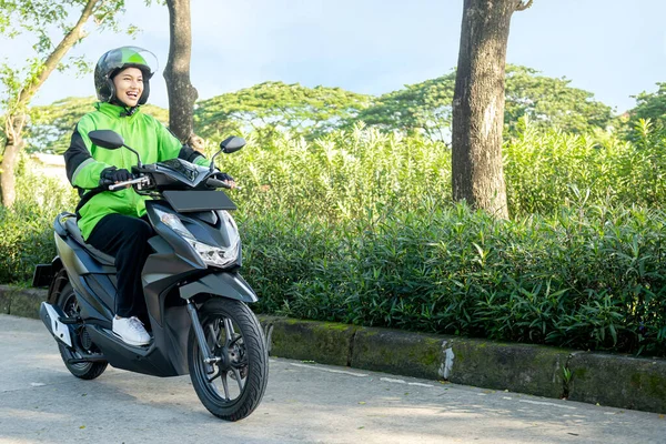 Aziatische Vrouw Werkt Als Een Motorfiets Taxichauffeur Straat — Stockfoto