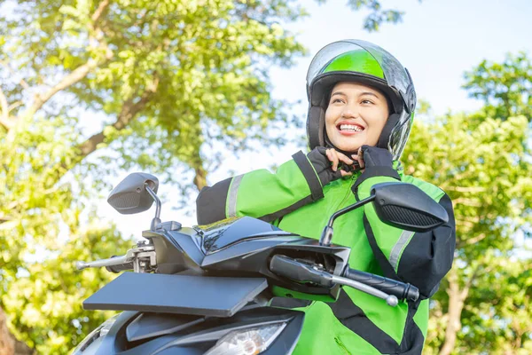 亚洲女人在街上当摩托车司机 — 图库照片