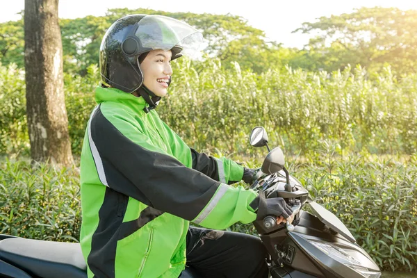 Mulher Asiática Trabalha Como Motorista Táxi Moto Rua — Fotografia de Stock