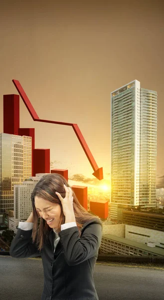 Mulheres Negócios Asiáticas Estão Frustradas Com Gráfico Diminuído Com Fundo — Fotografia de Stock