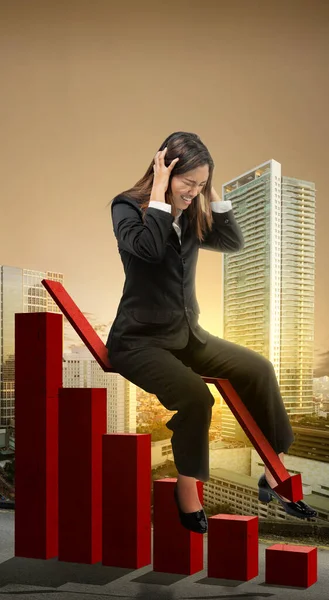 Azjatycka Bizneswoman Siedzi Malejącym Wykresie Frustrowanym Wyrazem Twarzy Tle Miejskiego — Zdjęcie stockowe
