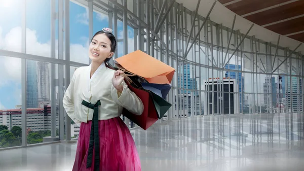 Asiatin Traditioneller Koreanischer Nationaltracht Hanbok Steht Einer Einkaufstasche Einkaufszentrum — Stockfoto