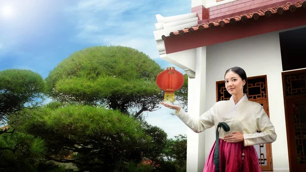Wanita Asia Yang Mengenakan Kostum Tradisional Korea Hanbok Berdiri Dengan — Stok Foto