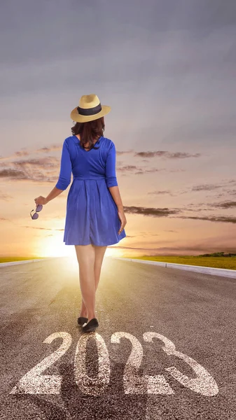 2023 Carretera Una Mujer Viajera Asiática Sombrero Está Sosteniendo Gafas —  Fotos de Stock