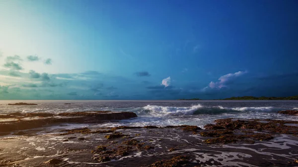 蓝海蓝天背景的沙滩 — 图库照片