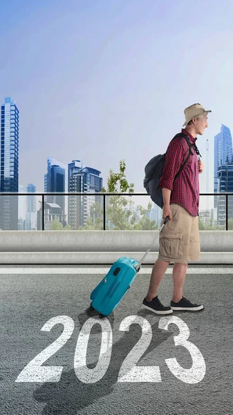 2023 Road Asian Man Hat Backpack Traveling Suitcase Happy New — Stock Photo, Image
