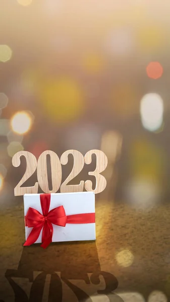 2023 Bulanık Işık Arkaplanlı Hediye Kutusu Mutlu Yıllar 2023 — Stok fotoğraf