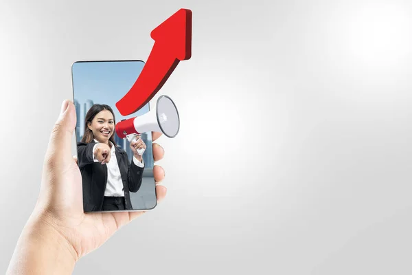 Asiática Empresária Falando Megafone Apontando Para Você Dentro Tela Telefone — Fotografia de Stock