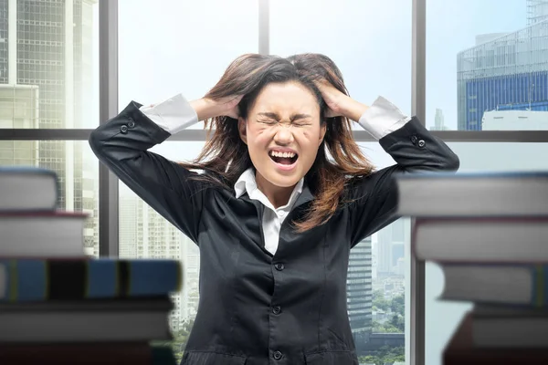 Asiatische Geschäftsfrau Mit Frustriertem Gesichtsausdruck Arbeitsplatz — Stockfoto