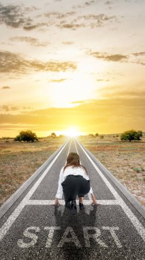 Asyalı iş kadınının arka görüşü başlangıç pozisyonunda, sokakta koşmaya hazır.