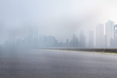 Şehir merkezinde modern bina ve gökdelenli asfalt yol