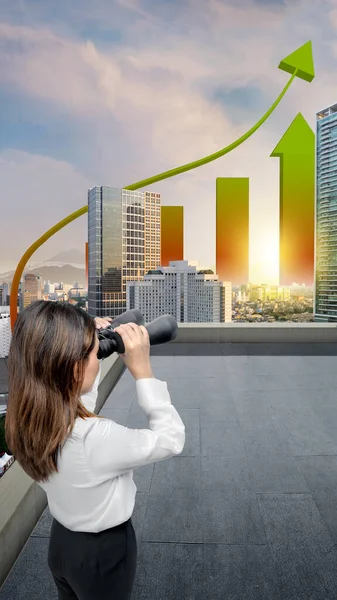 Ázsiai Üzletasszonyok Keres Fokozott Grafikon Távcső Egy Városkép Háttér — Stock Fotó