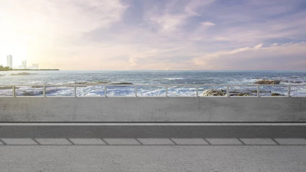 海の景色と青空の背景を持つアスファルトの道路 — ストック写真