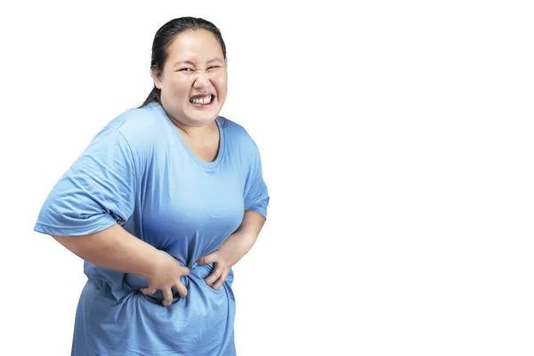 アジアの脂肪太りすぎの女性は白い背景に隔離された胃の痛みを感じる — ストック写真
