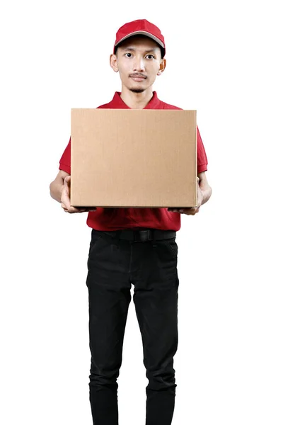 Beyaz Arka Planda Izole Edilmiş Bir Paket Taşıyan Şapkalı Teslimatçı — Stok fotoğraf