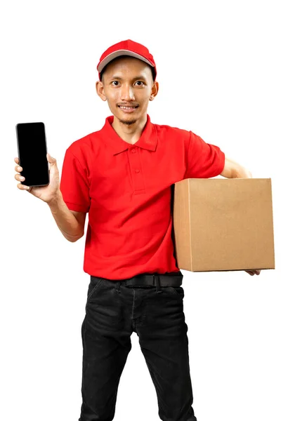 包裹递送员 头戴一顶帽子 带着白色背景的包裹 展示手机屏风 — 图库照片