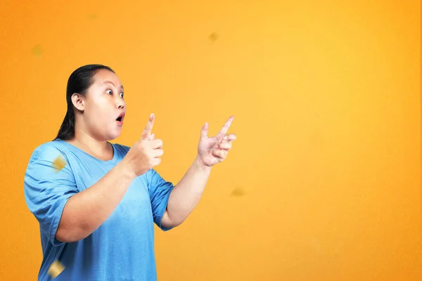 Azjatycki Tłuszcz Otyła Kobieta Wstrząśniętym Wyrażeniem Wskazującym Coś Kolorowym Tle — Zdjęcie stockowe