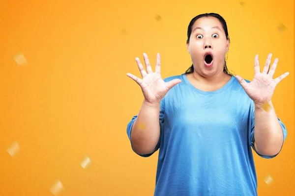 Азиатская Женщина Избыточным Весом Шокированным Выражением Лица Цветным Фоном — стоковое фото