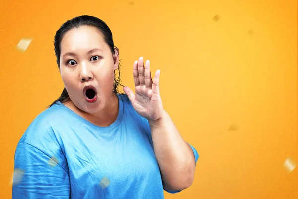 Asijské Tuk Nadváha Žena Křičí Něco Barevným Pozadím — Stock fotografie