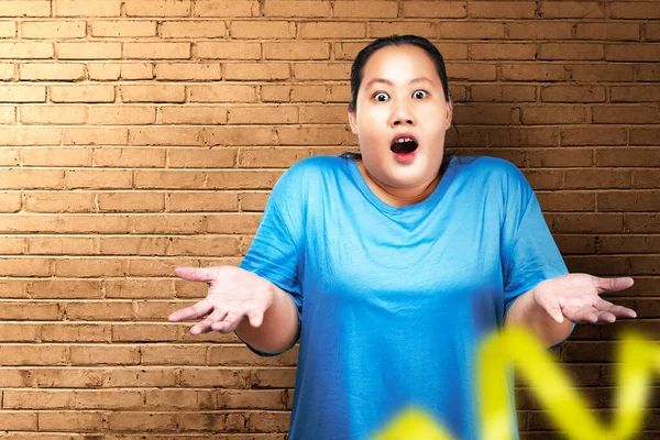 Azjatycki Tłuszcz Otyła Kobieta Wstrząśniętym Wyrazem Twarzy Cegły Tle Ściany — Zdjęcie stockowe