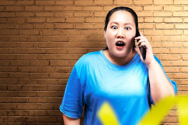 Azji Tłuszcz Otyłość Kobieta Gospodarstwa Telefon Komórkowy Cegły Ściany Tle — Zdjęcie stockowe