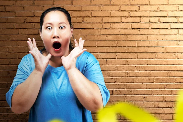 Asiatische Dicke Übergewichtige Frau Mit Schockiertem Gesichtsausdruck Und Backsteinmauer Hintergrund — Stockfoto