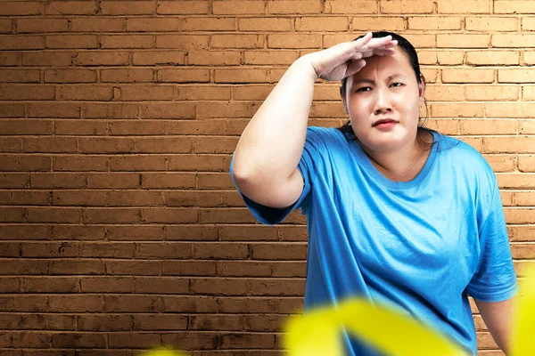 Azji Tłuszcz Otyłość Kobieta Patrząc Coś Cegły Ściany Tle — Zdjęcie stockowe