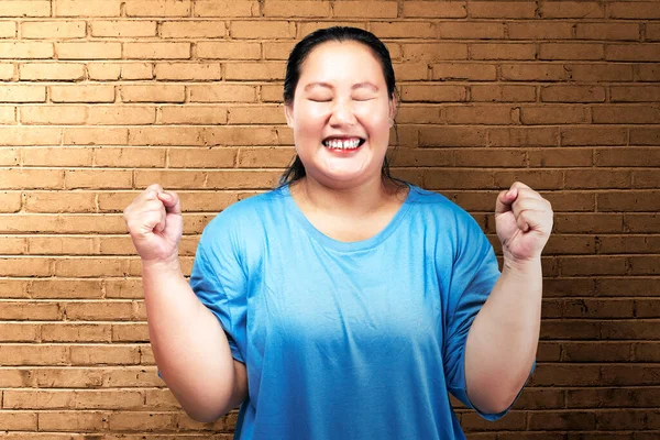 Ασιατικό Λίπος Υπέρβαρη Γυναίκα Μια Ενθουσιώδη Έκφραση Και Φόντο Τούβλο — Φωτογραφία Αρχείου