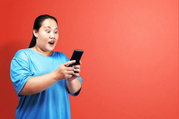 Asiatisk Fett Överviktig Kvinna Som Håller Mobiltelefon Med Chockad Uttryck — Stockfoto