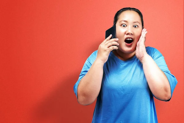 Azji Tłuszcz Otyłość Kobieta Trzyma Telefon Komórkowy Krzyczy Coś Kolorowym — Zdjęcie stockowe