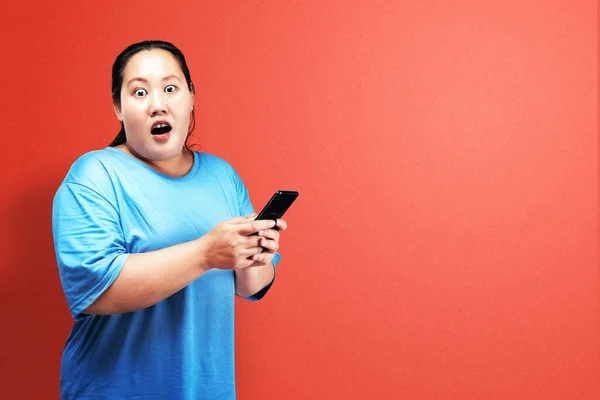 Азиатская Толстая Толстая Женщина Держит Мобильный Телефон Шокированным Выражением Лица — стоковое фото