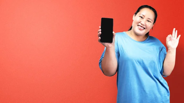 Asiatisk Fett Överviktig Kvinna Som Håller Mobiltelefon Och Visar Tom — Stockfoto