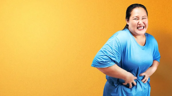 Ασιατικό Λίπος Υπέρβαρη Γυναίκα Αίσθημα Πόνου Στο Στομάχι Χρωματιστό Φόντο — Φωτογραφία Αρχείου