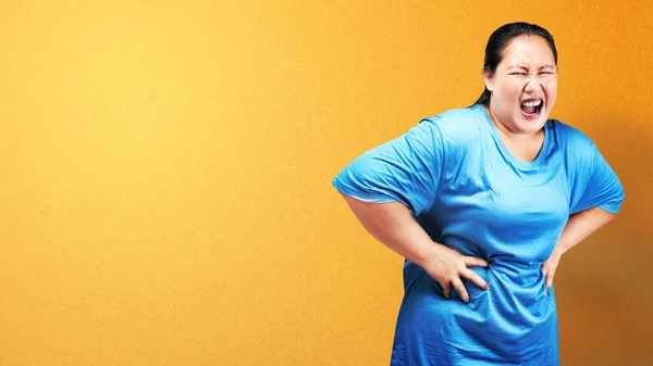 Aziatische Vet Overgewicht Vrouw Gevoel Buikpijn Met Gekleurde Achtergrond — Stockfoto