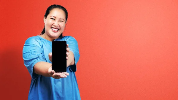 Asiatique Graisse Femme Surpoids Tenant Téléphone Portable Montrant Écran Vide — Photo