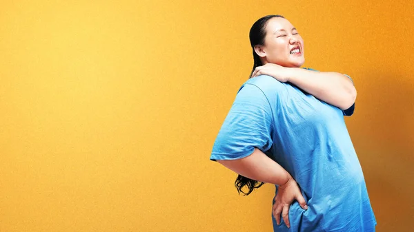 Ασιατικό Λίπος Υπέρβαρη Γυναίκα Αίσθημα Πόνου Στην Πλάτη Χρωματιστό Φόντο — Φωτογραφία Αρχείου