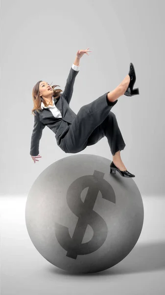 Asiatico Businesswomen Scivolato Mentre Palla Con Dollaro Segno Con Colore — Foto Stock